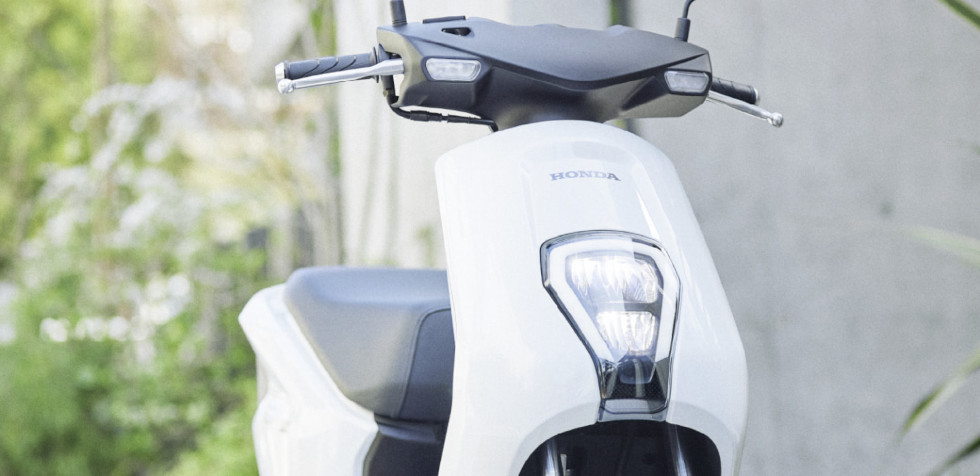 YZF-R15 グリップヒーター、USB充電、ヘルメットホルダー、多